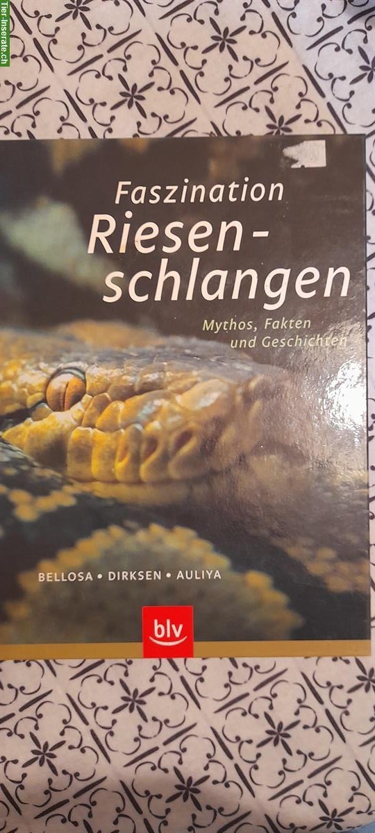 Bild 2: Diverse Tierratgeber über Schlangen, Frösche, Phasmiden